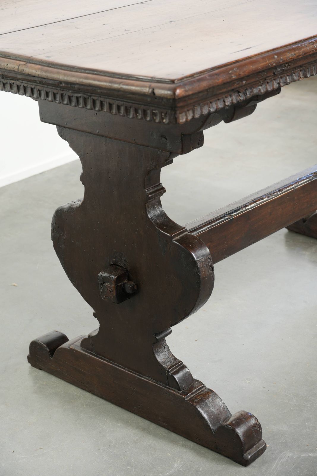 Mooie, unieke, karaktervolle en authentieke Italiaanse eettafel uit de 16e eeuw, vervaardigd van walnotenhout. photo vintage