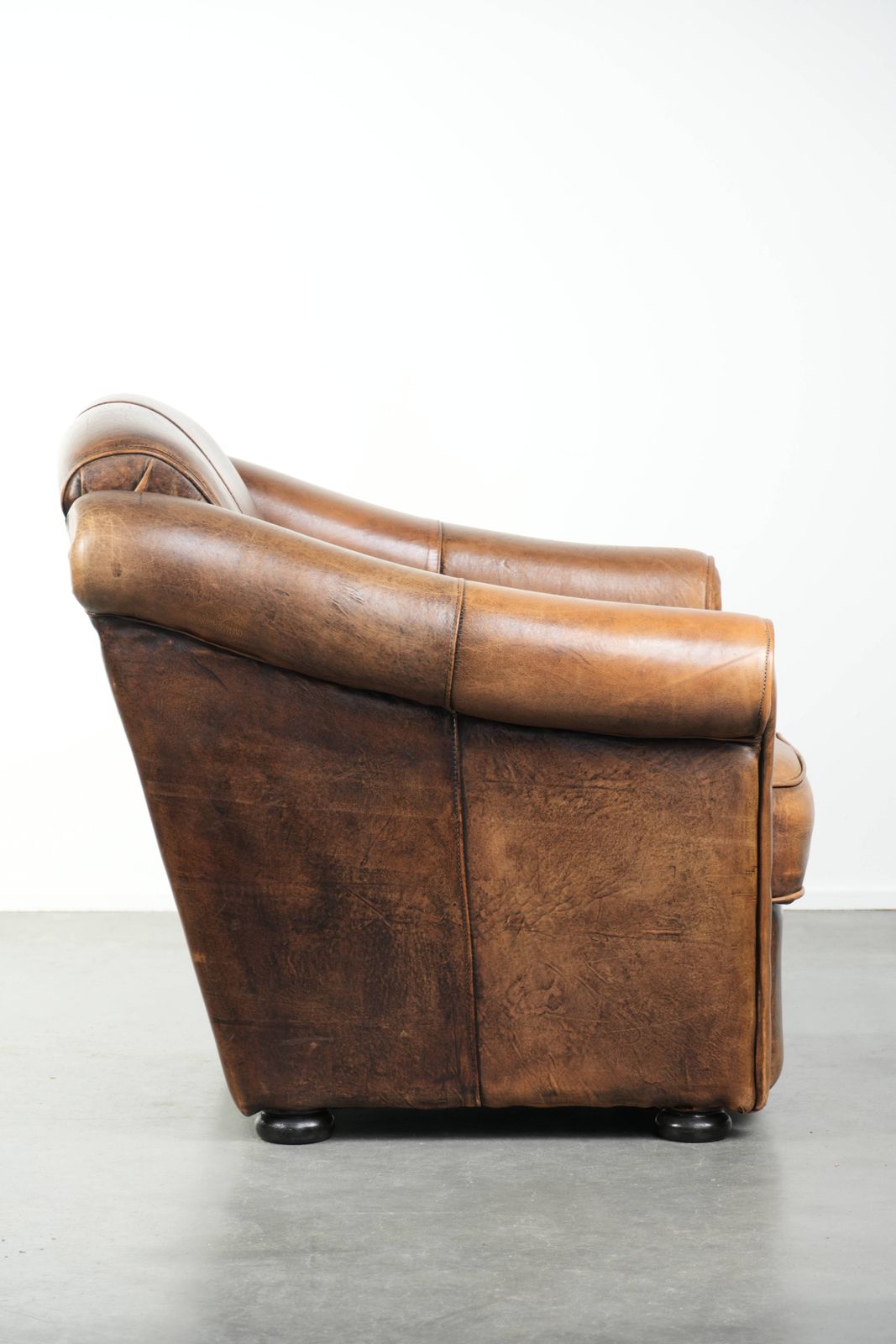 Fraai Vormgegeven en Comfortabele Schapenvacht Fauteuil met een Tijdloze Uitstraling en een Afwerking met Bijpassende Paspel. photo for sale