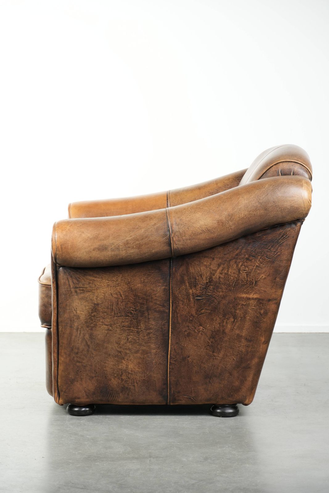 Fraai Vormgegeven en Comfortabele Schapenvacht Fauteuil met een Tijdloze Uitstraling en een Afwerking met Bijpassende Paspel. photo 981.0