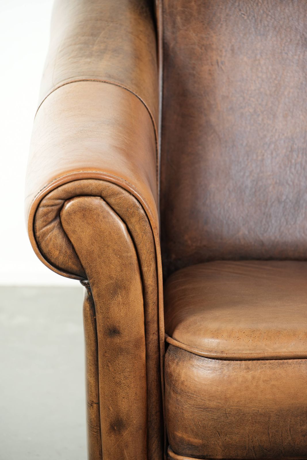 photo for sale Fraai Vormgegeven en Comfortabele Schapenvacht Fauteuil met een Tijdloze Uitstraling en een Afwerking met Bijpassende Paspel.