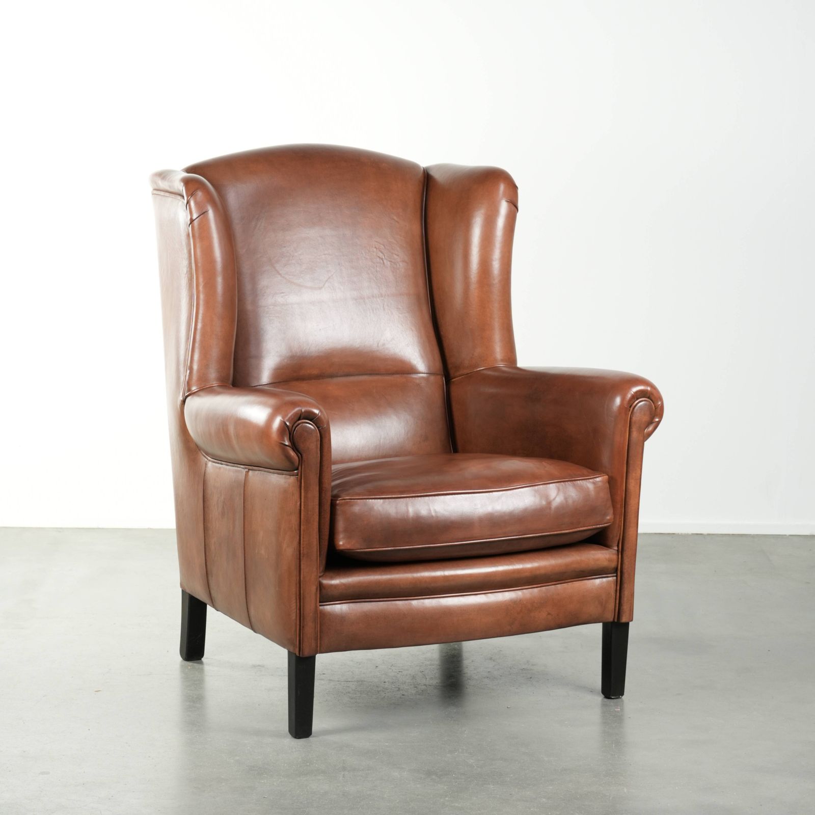Grote Schapenvacht Fauteuil Met Oor In Vrijwel Nieuwstaat, In Tijdloze Engelse Stijl, Met Uitstekend Zitcomfort.