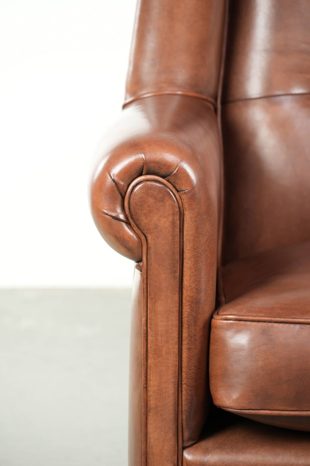 photo for sale Grote Schapenvacht Fauteuil Met Oor In Vrijwel Nieuwstaat, In Tijdloze Engelse Stijl, Met Uitstekend Zitcomfort.
