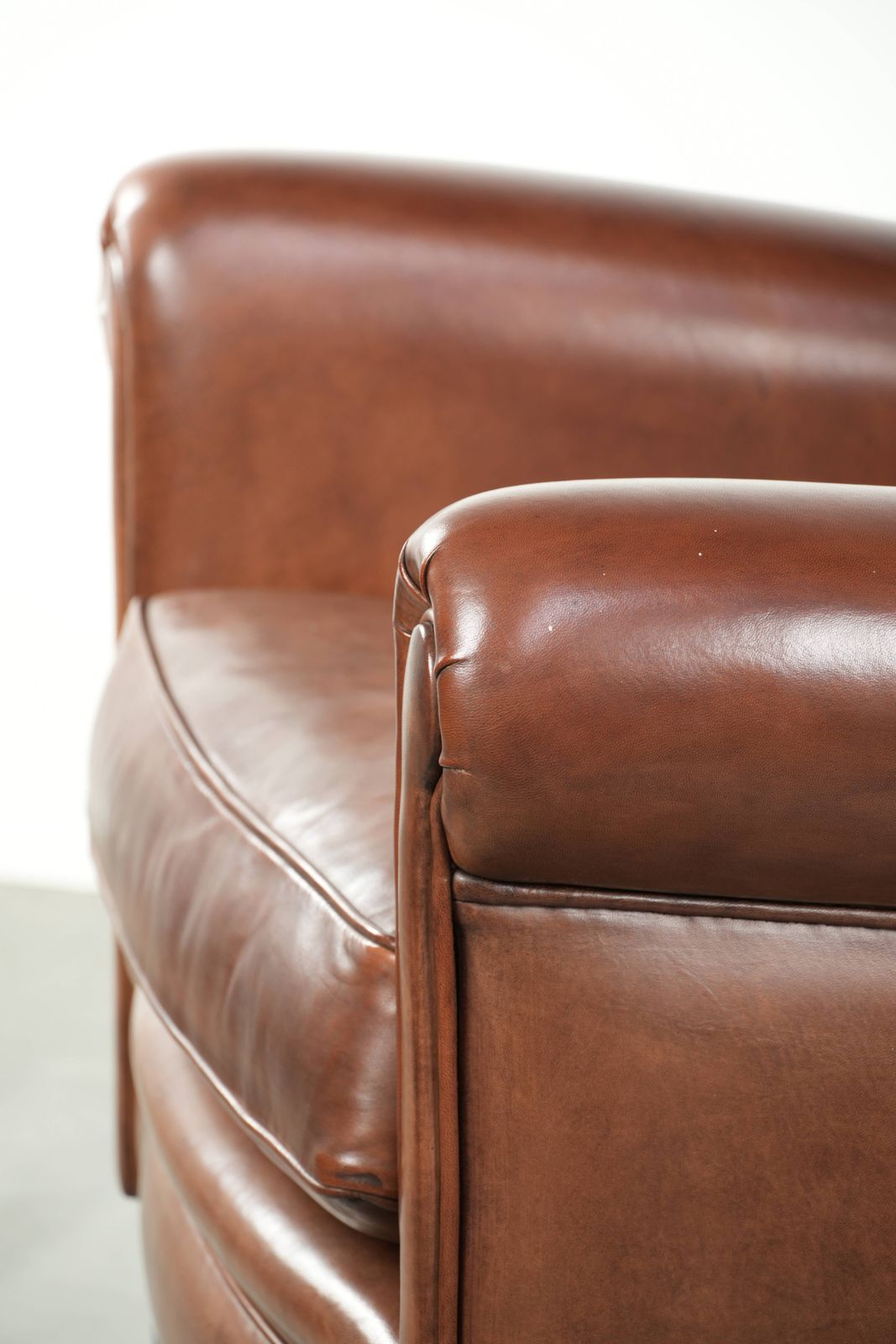 photo vinterior Large Sheepskin Wing Armchair In Like New Condition, In Timeless English Style, With Excellent Seating Comfort.