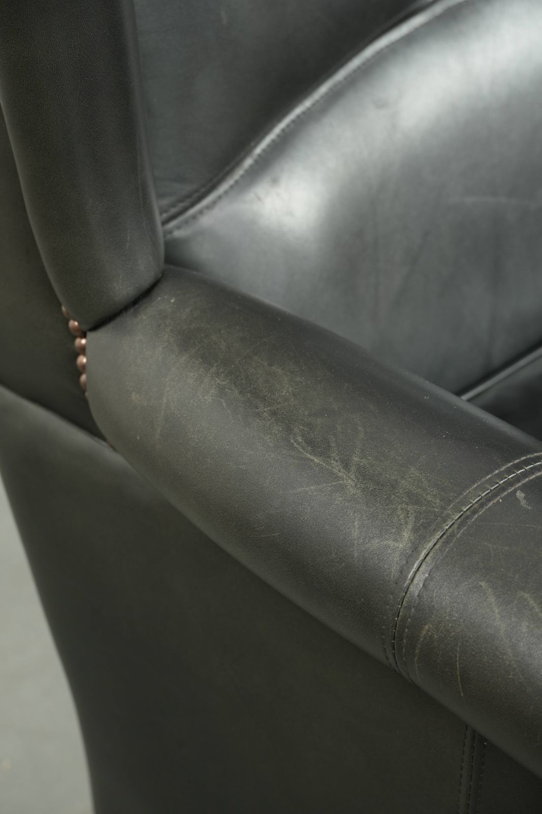 896.0 Zwarte Koeienhuid Fauteuil Met Vleugelleuningen In Klassieke Engelse Stijl, Afgewerkt Met Decoratieve Siernagels. photo