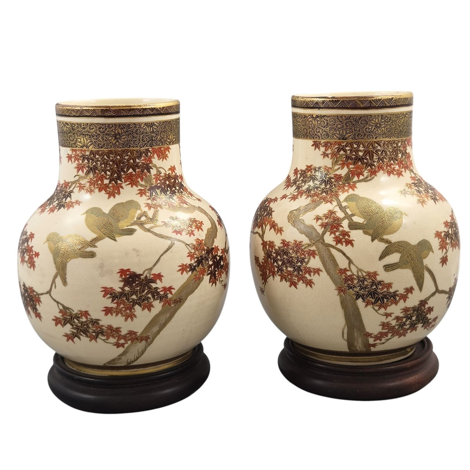 Paar Japanse Meiji Satsuma-vazen van Kinkōzan, Kyoto, ca. 1890-1910