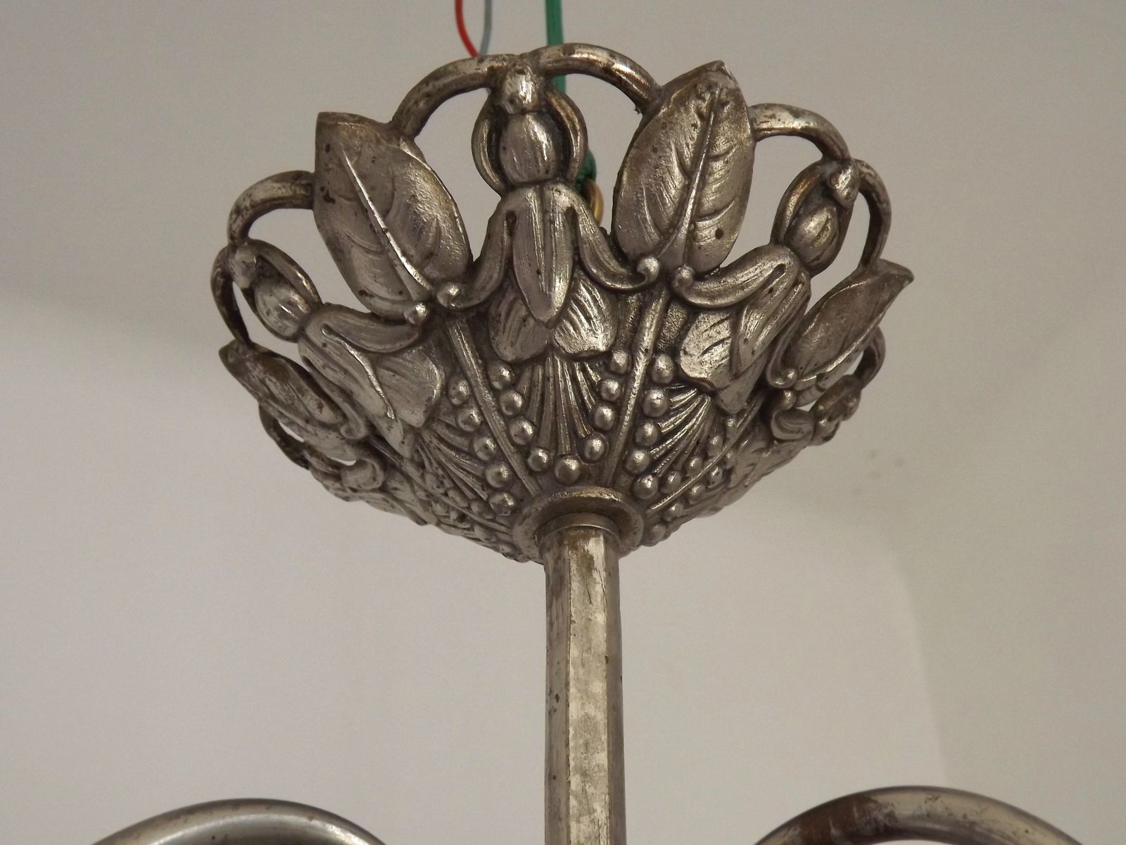 photo furniture Franse art deco hanglamp met 3 lichtpunten – zilverkleurig metaal met grote kegelvormige kap en 3 zeshoekige glazen kappen