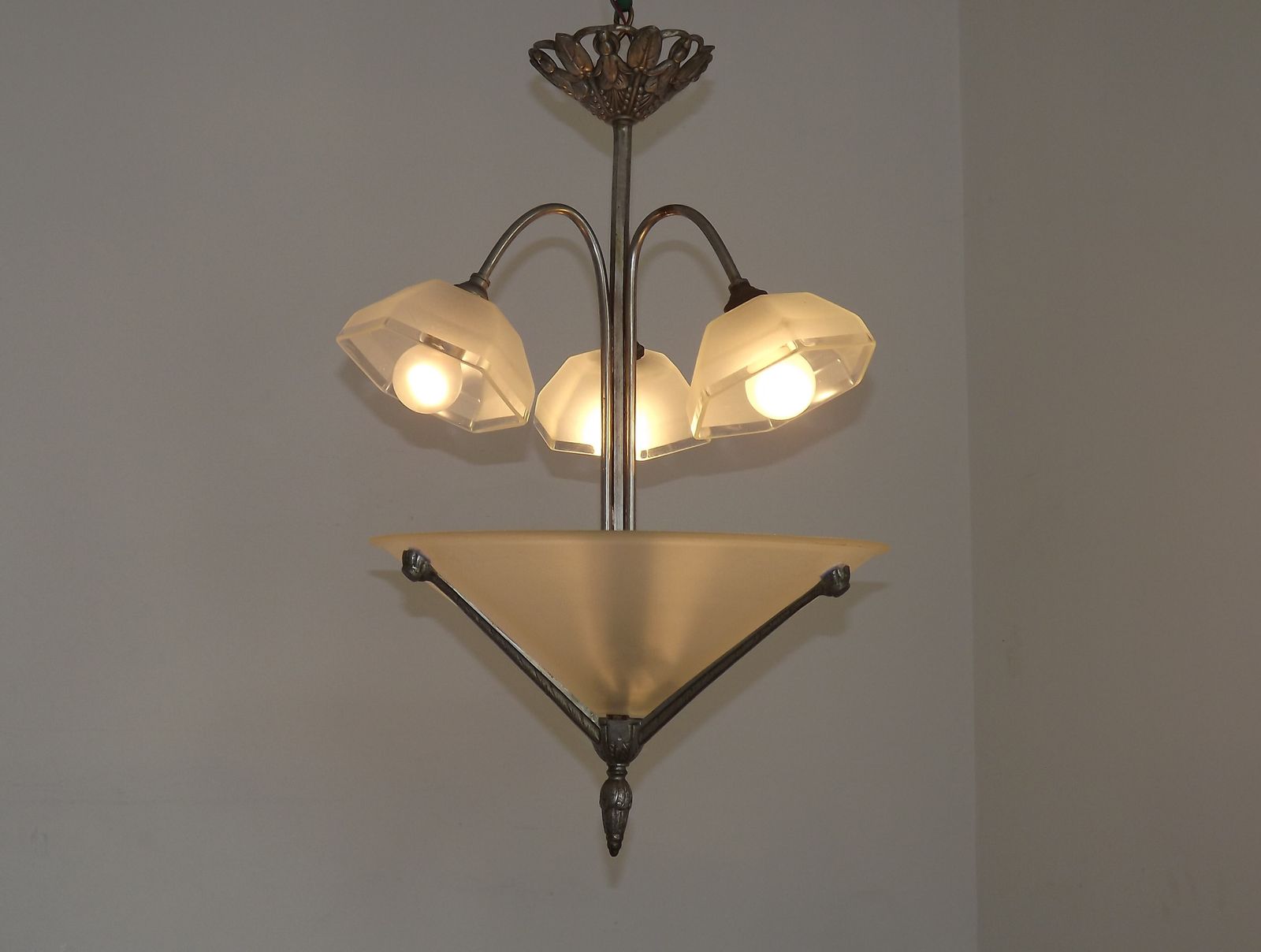 Franse art deco hanglamp met 3 lichtpunten – zilverkleurig metaal met grote kegelvormige kap en 3 zeshoekige glazen kappen photo vinterior