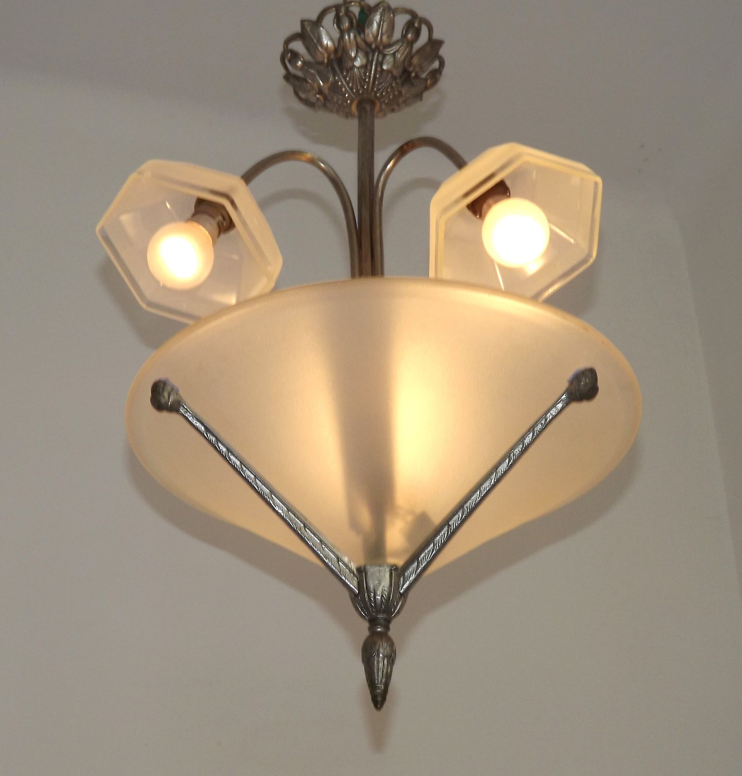 Franse art deco hanglamp met 3 lichtpunten – zilverkleurig metaal met grote kegelvormige kap en 3 zeshoekige glazen kappen photo vintage