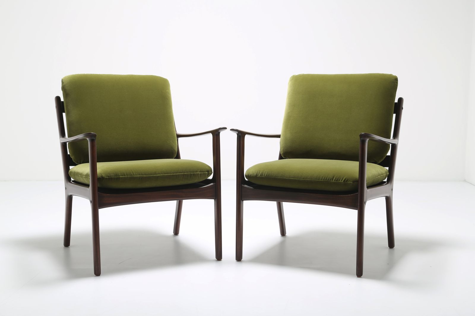 Paire de fauteuils Ole Wanscher PJ112 en acajou et velours de coton vert, pour Poul Jeppesen, années 1950. photo 3800.0