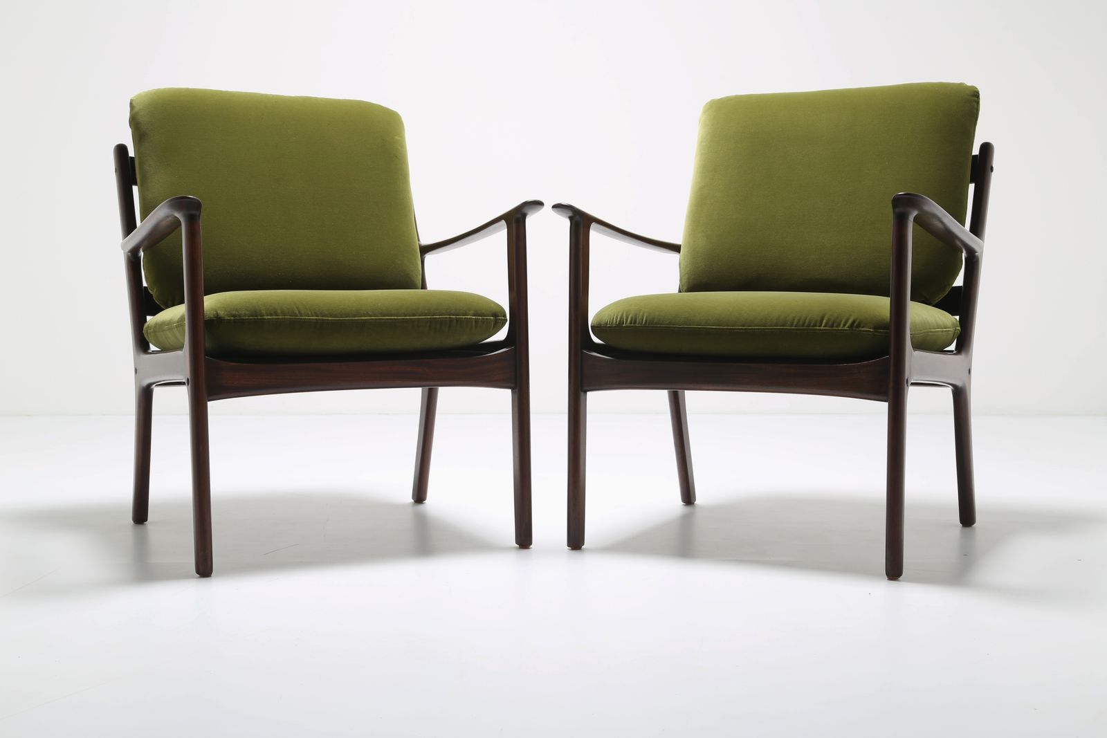 Pair Of Ole Wanscher Pj112 Easy Chairs In Mahogany And Green Cotton Velvet For Poul Jeppesen, 1950s. photo vinterior
