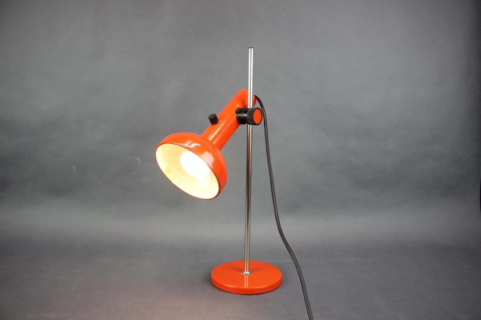 Verlichting Duitse verstelbare bureaulamp uit de jaren 1970, Bauhaus-stijl, oranje photo