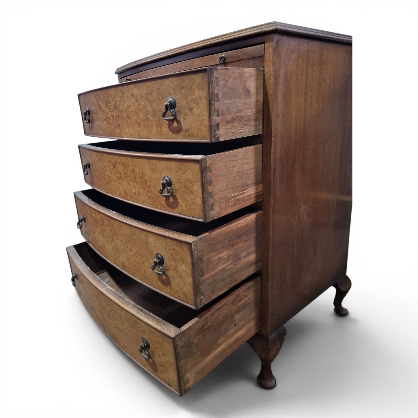 photo vintage Walnut Bow Front Chest 4 Drawers Brush Slide Cabriole Legs Antique Style