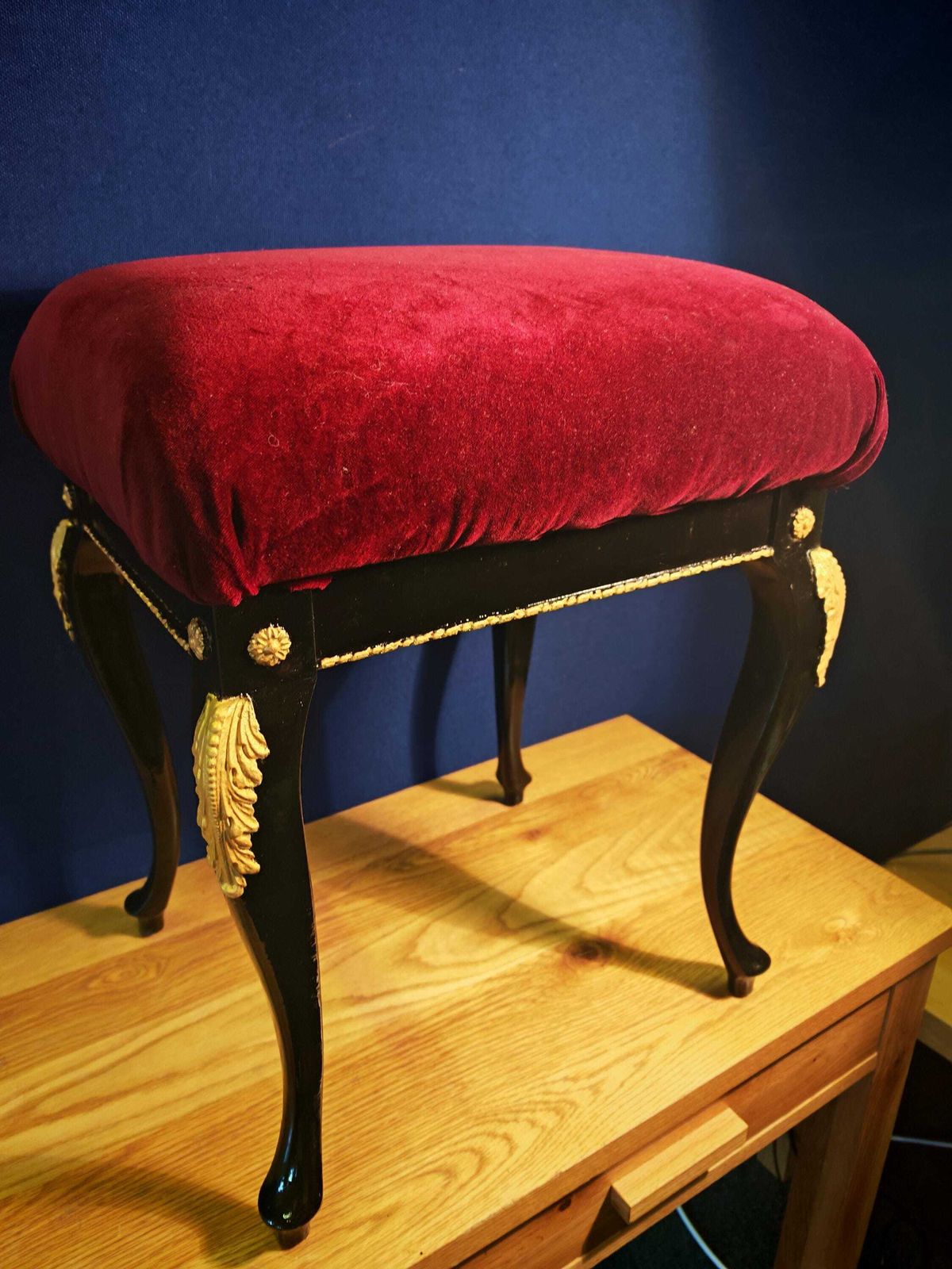 Tabouret de coiffeuse de style français vintage, remis en état - velours bordeaux, bois satiné noir et dorures Rococo - très bon état, 54 cm de hauteur photo furniture