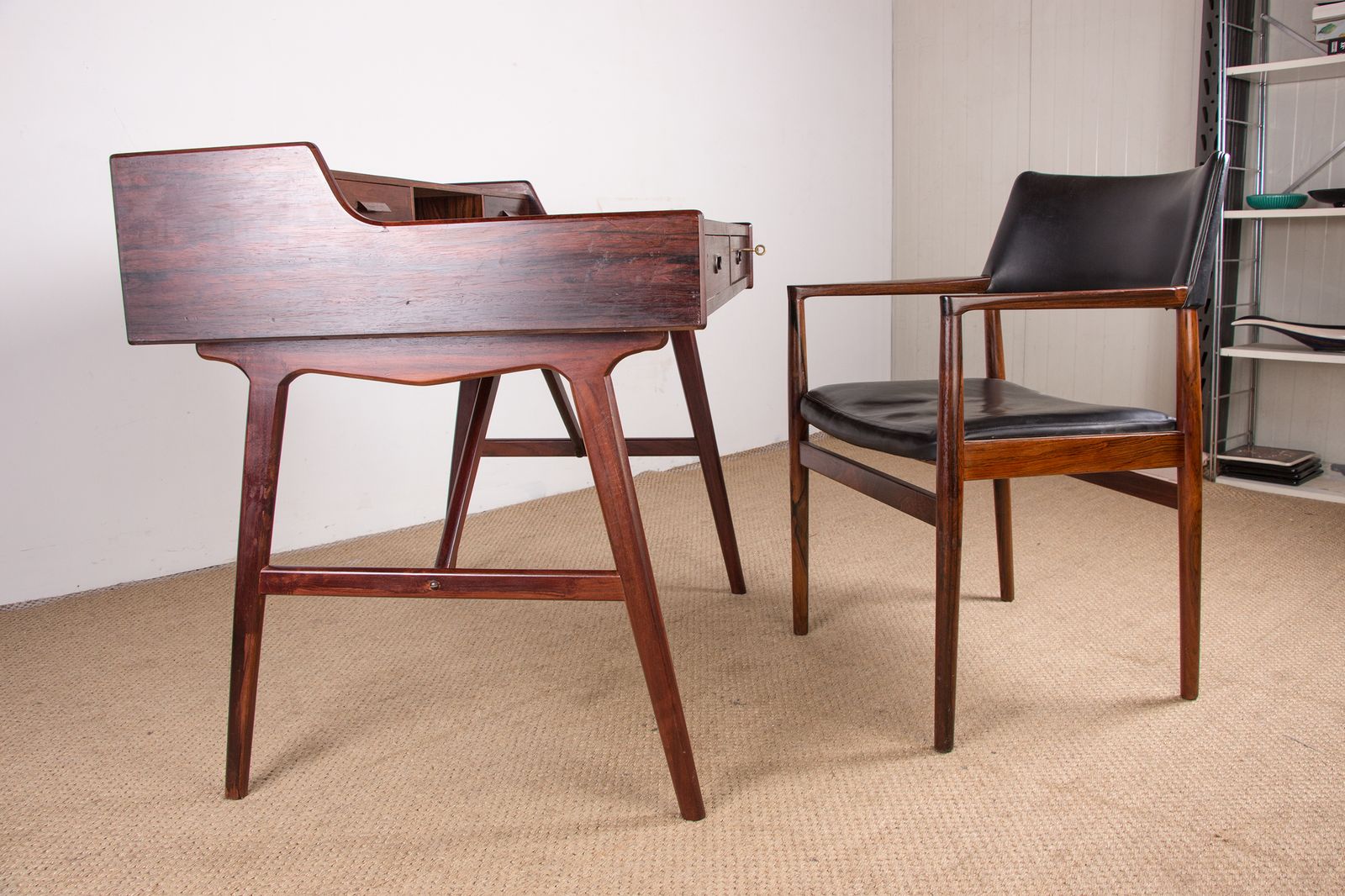 photo vintage Danish Rosewood Desk, Model 56 By Arne Wahl Iversen For Vinde Mobelfabrik 1960.