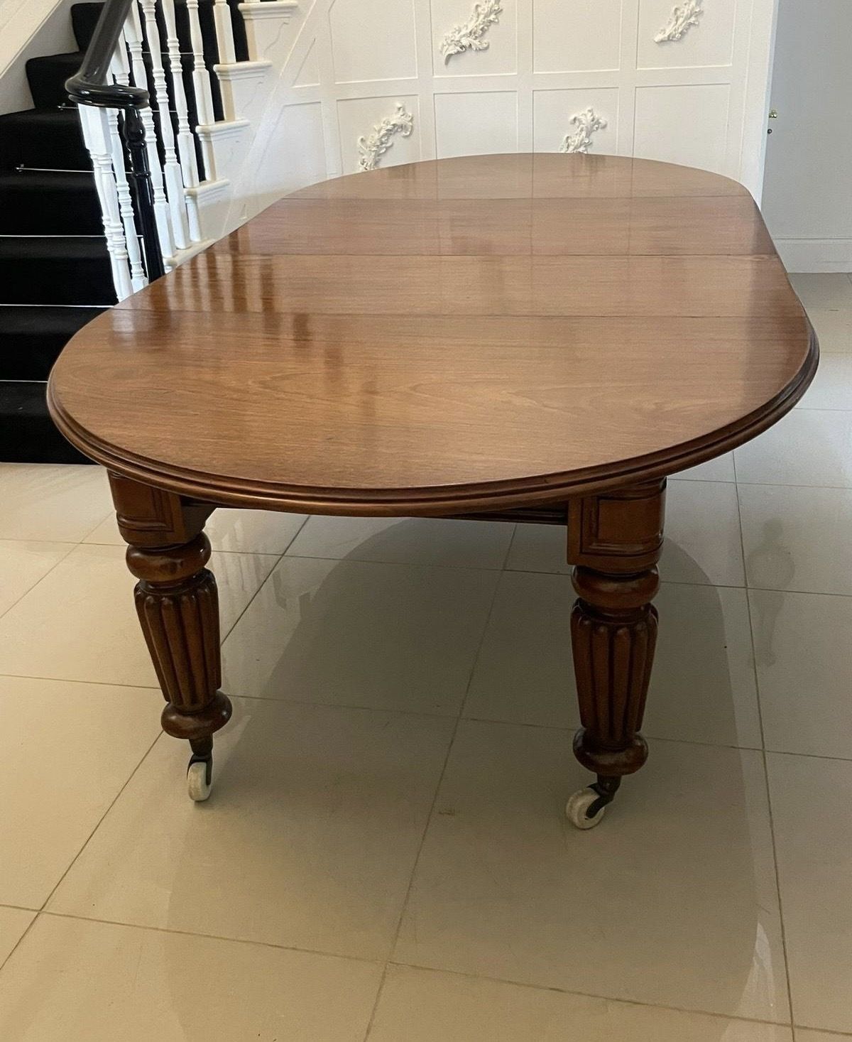 photo vinterior Large 12 Seater Outstanding Quality Antique 19th Century Figured Mahogany Extending Dining Table