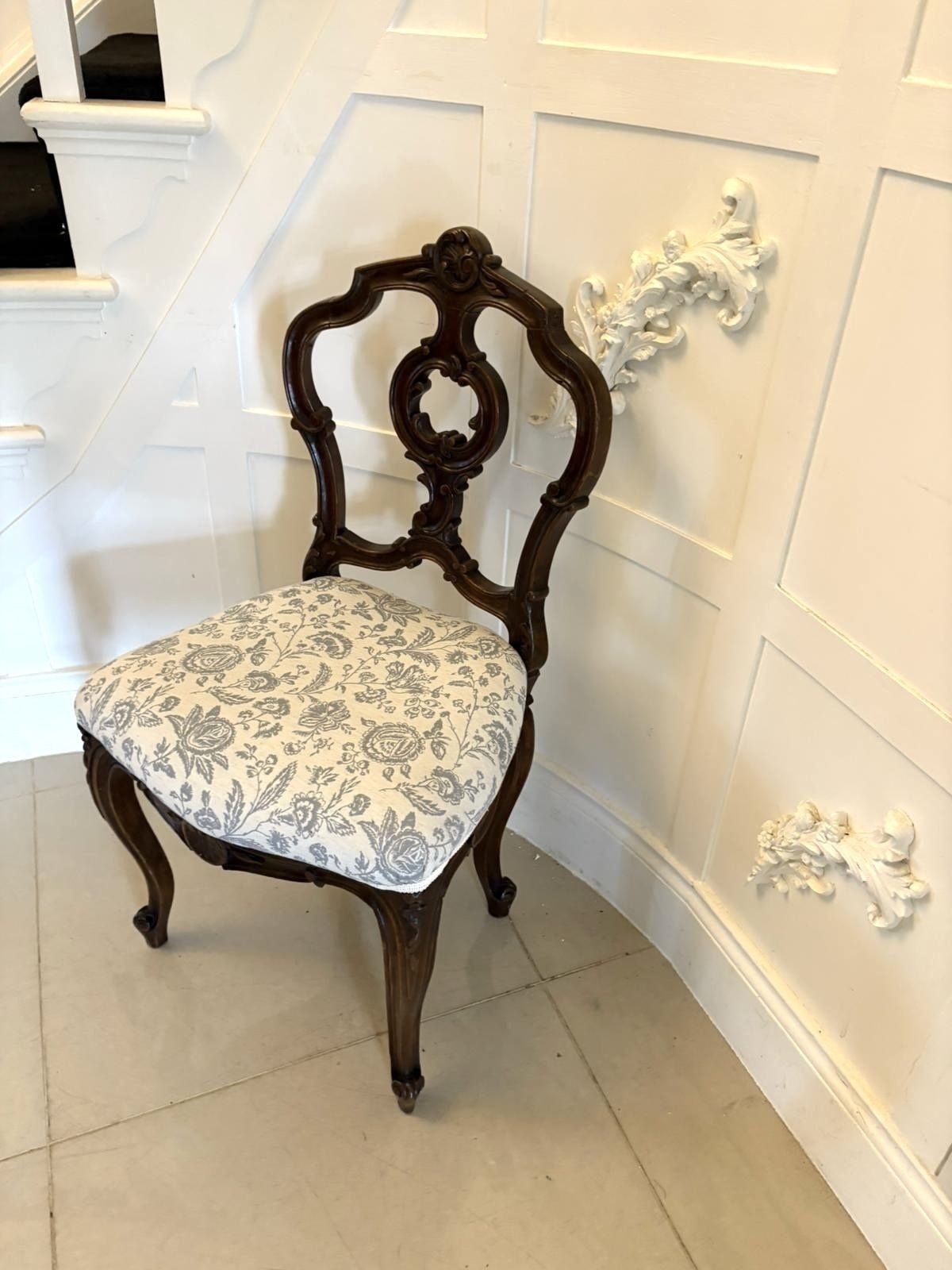 photo furniture Quality Antique 19th Century Carved Walnut Side Chair