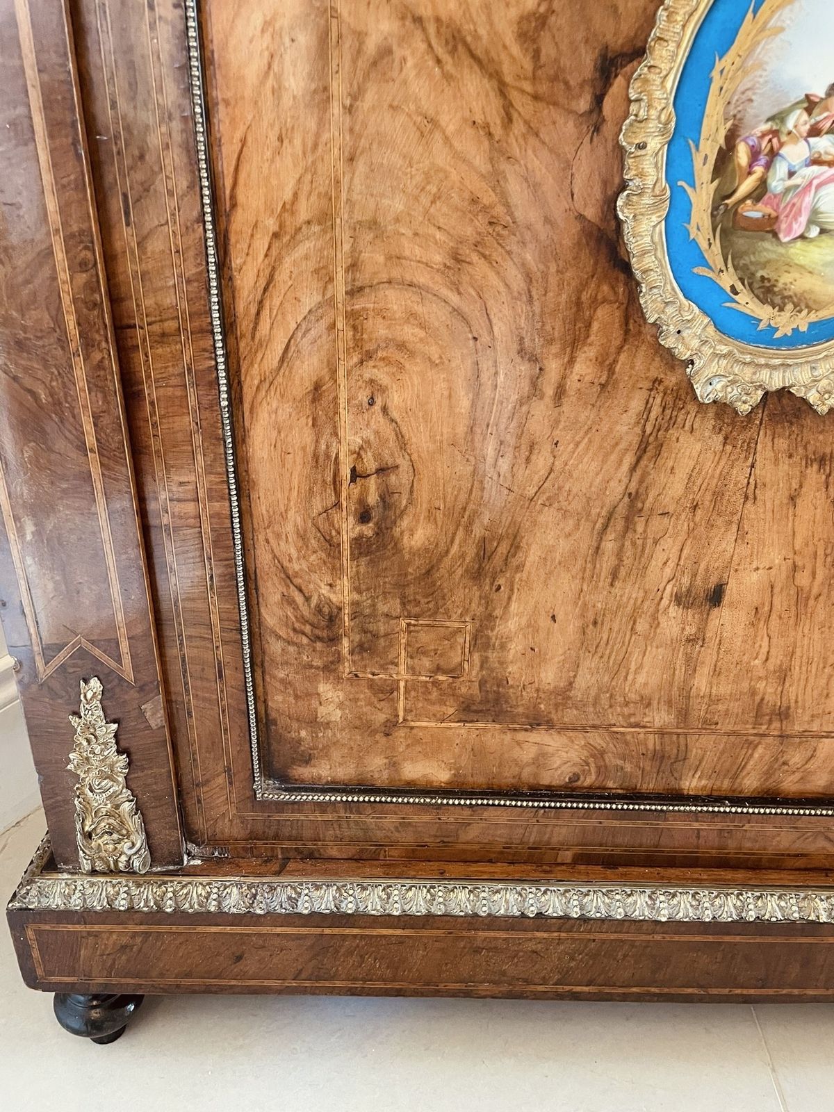 photo vintage Outstanding Quality Pair Of Antique 19th Century Inlaid Burr Walnut And Porcelain Mounted Pier Cabinets