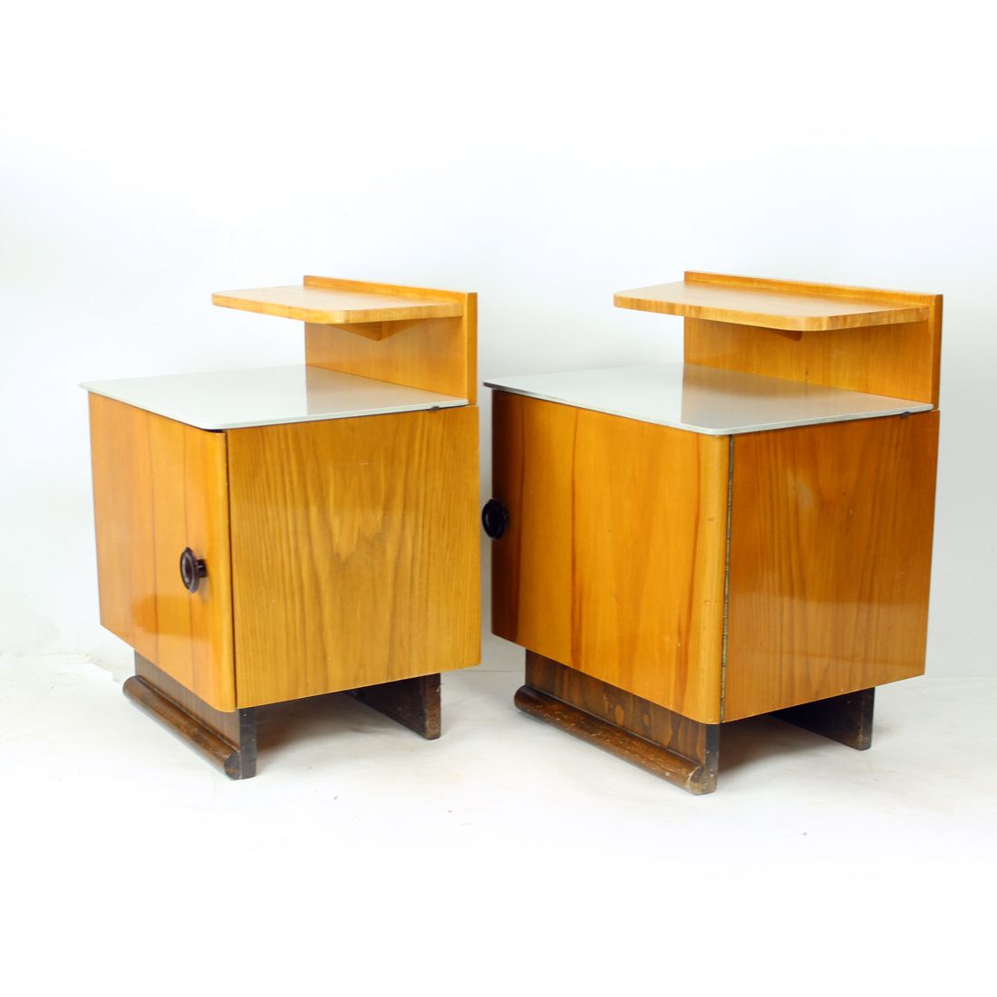 Paar Mid-Century nachtkastjes met grijs opalineglas, Tsjecho-Slowakije, ca. jaren 1950 photo for sale