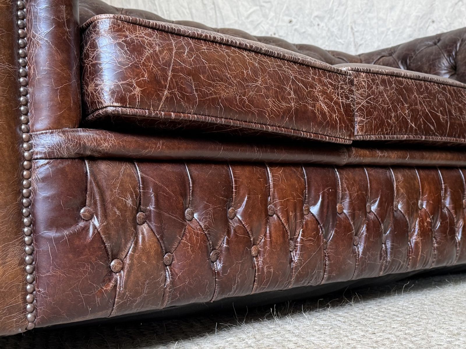 Cracked Faux Leather Upholstered 3 Seater Chesterfield Sofa photo vinterior
