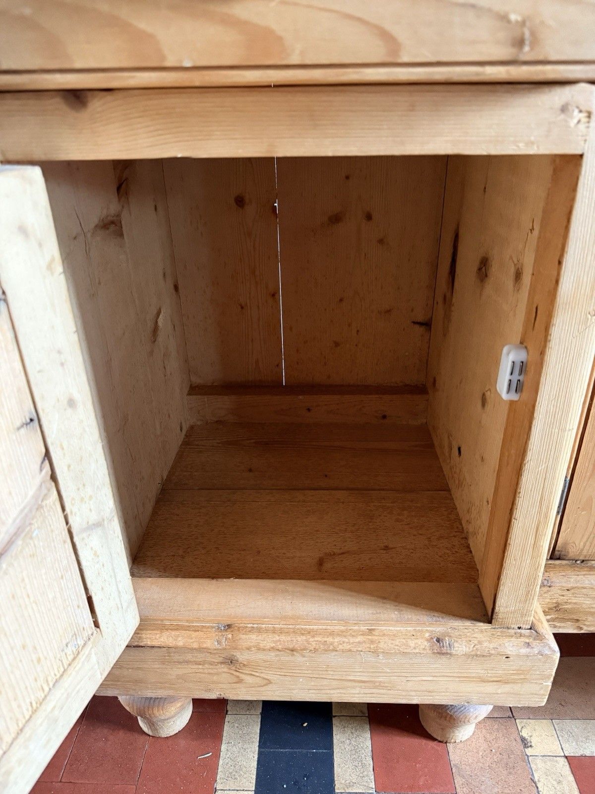 photo vintage Vintage Farmhouse Rustic Country Pine Kitchen Welsh Cabinet Dresser W/Plate Rack