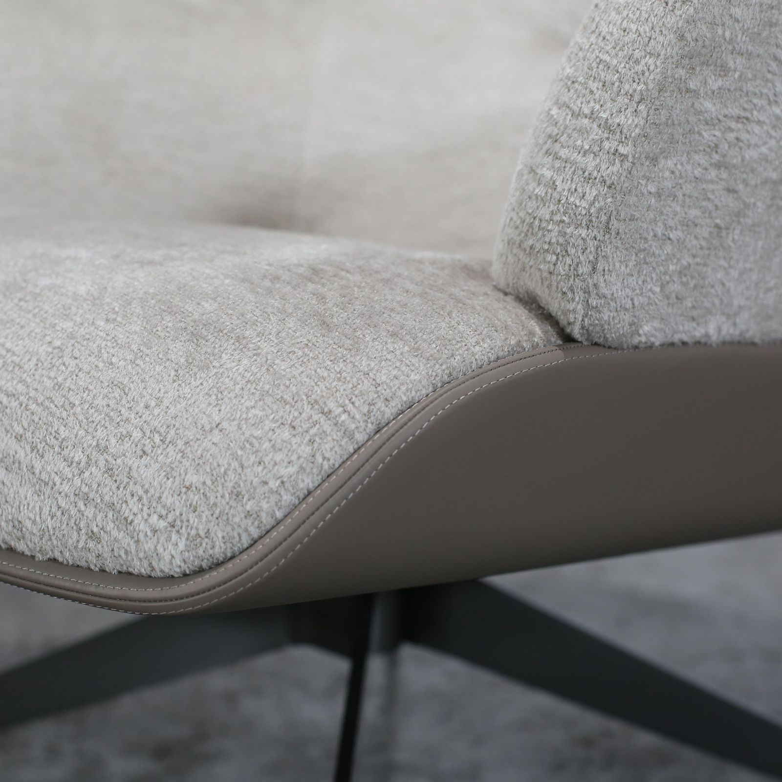 Molteni Kensington Armchair By Rodolfo Dordoni photo vinterior