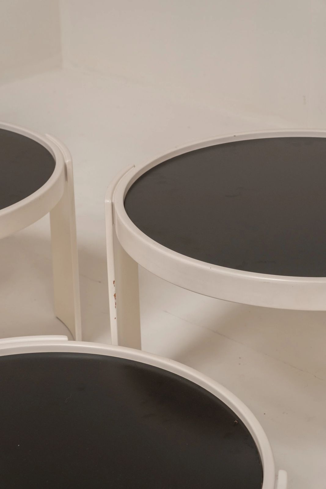 photo furniture Set Of 4 'Model 780' White Wood Stacking Tables By Gianfranco Frattini For Cassina, Italy 1970s