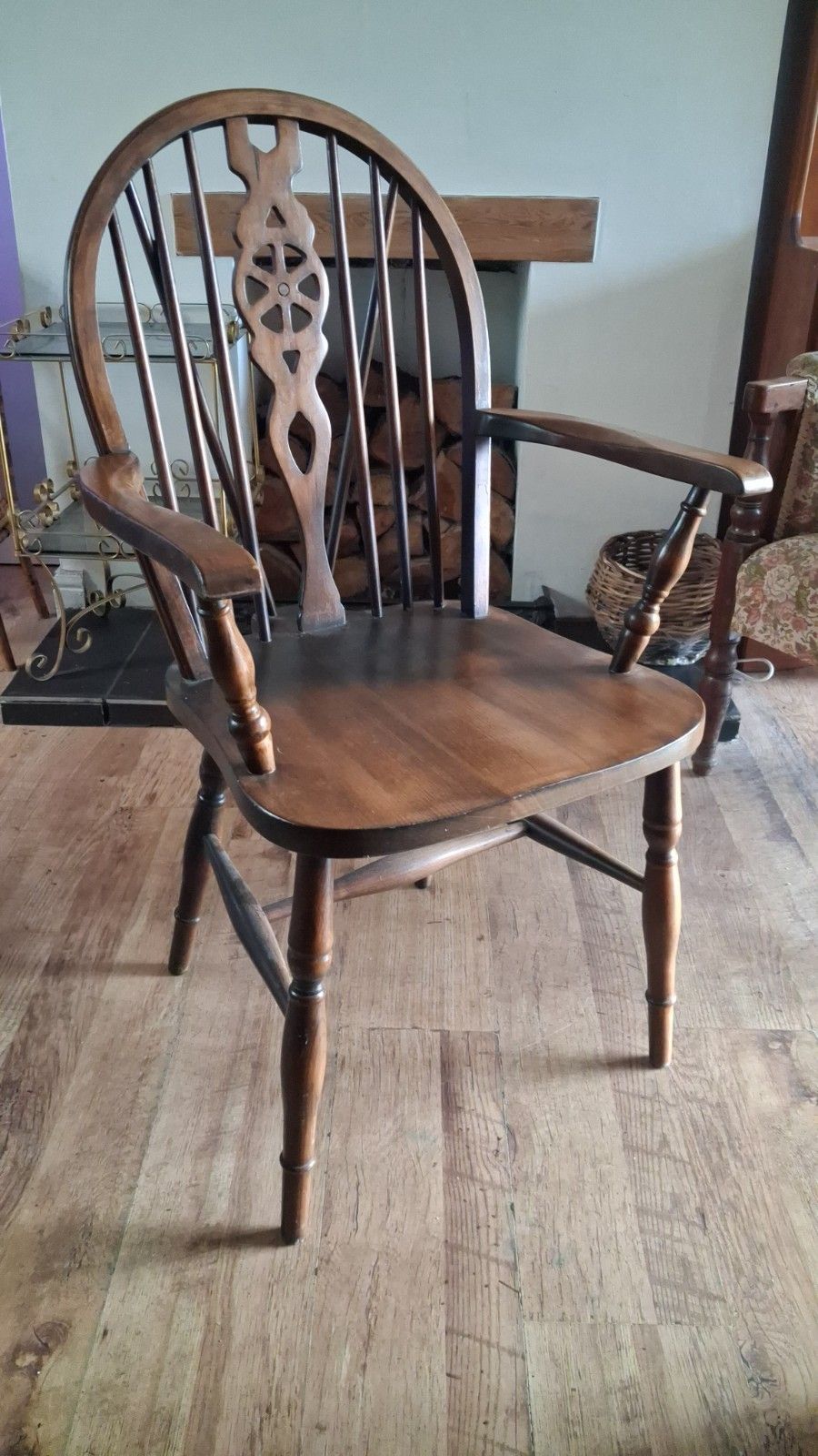 Delightful Solid Elm Wheelback Windsor Armchair /Landing/Bedroom/Hall Chair