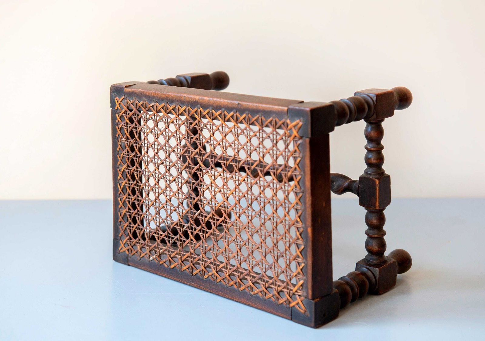 208.0 Tabouret d'époque en chêne à torsades et pieds bobines, assise en cannage, petit tabouret rustique anglais photo
