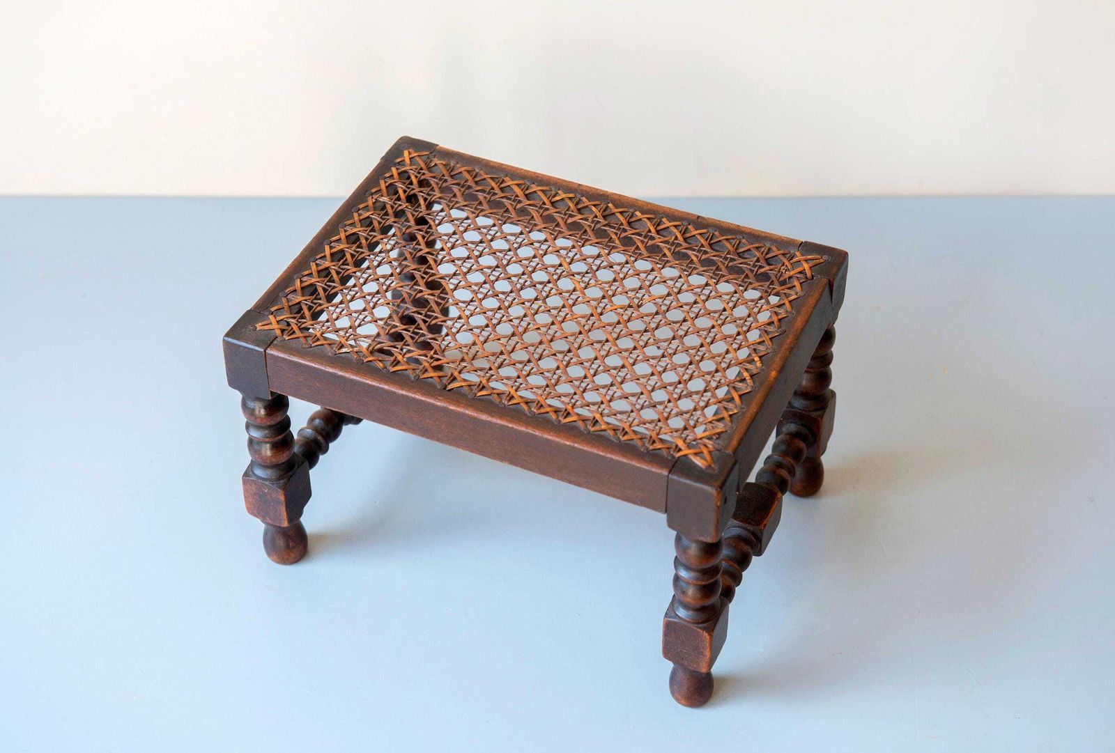photo vinterior Tabouret d'époque en chêne à torsades et pieds bobines, assise en cannage, petit tabouret rustique anglais