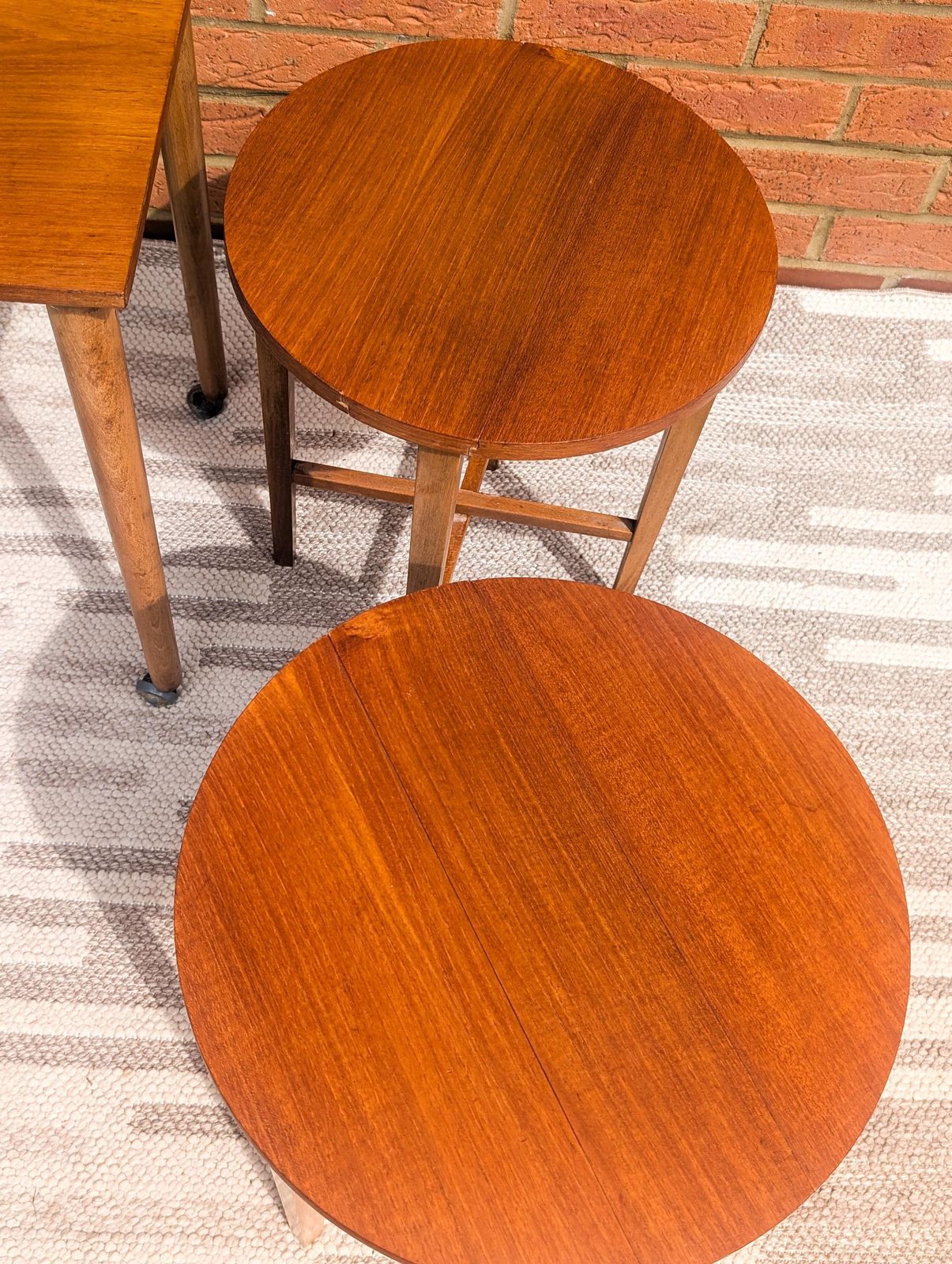 photo vintage Vintage Mid Century Modern Nest Of 5 Teak Veneer Tables By Poul Hundevad For Novy Domov. Retro Furniture