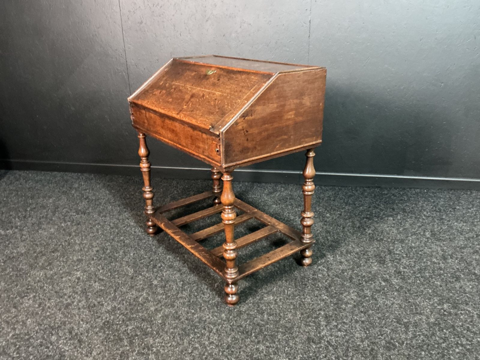 William And Mary Oak Bureau, 1700s