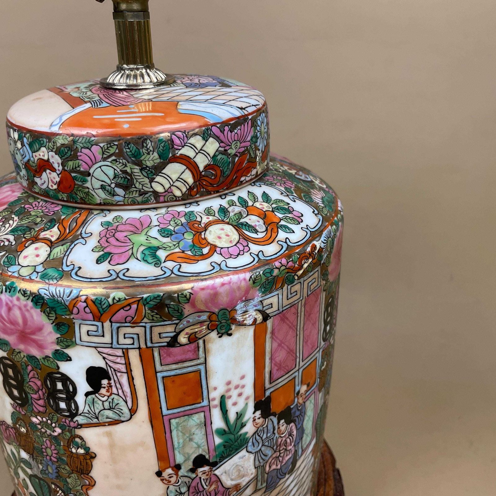 photo furniture Oriental Ceramic Lamp Light Bedside Table Japanese Decor Porcelain Ginger Jar Vase Hand Painted Floral Pattern Wood Carved Base Antique