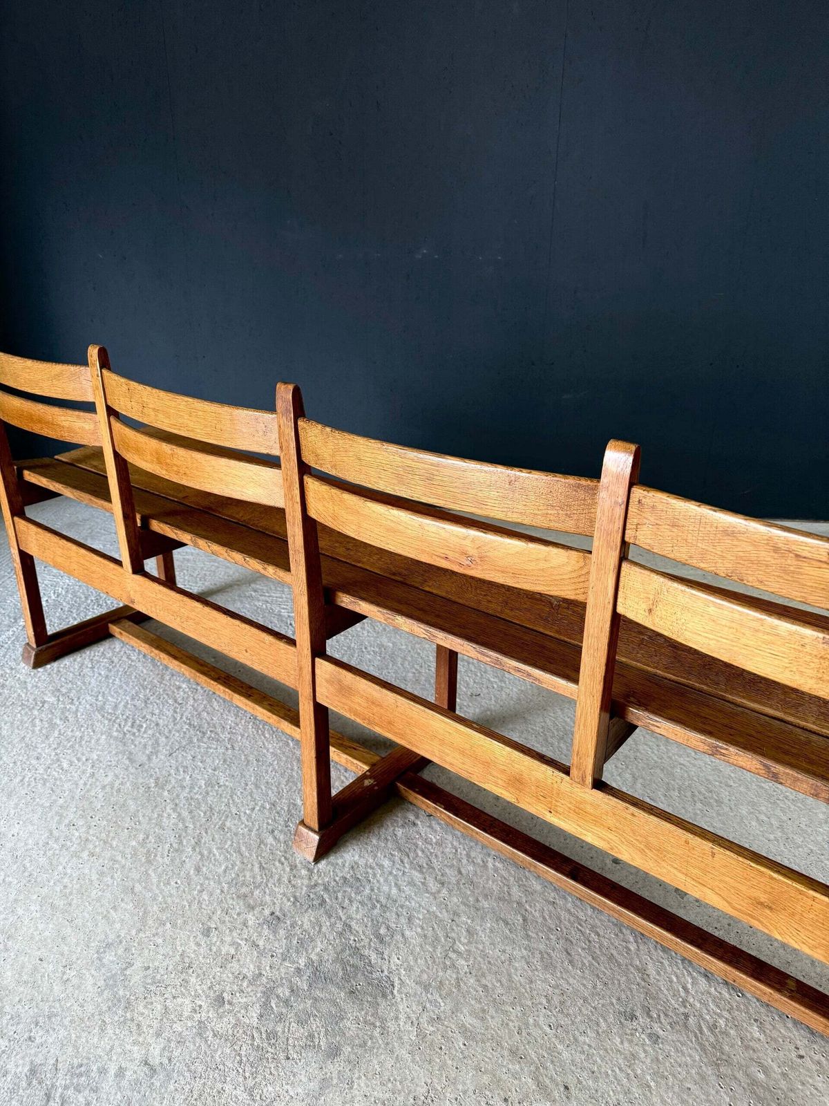 photo vinterior Mid Century Handcrafted Design Eikenhouten Bank Met 4 Zitplaatsen, Jaren 1950, België