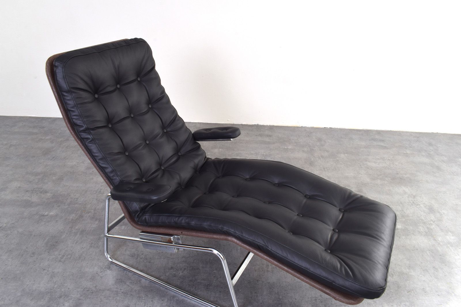 4399.0 Bauhaus Leather And Chrome Model Fenix Chaise Longue By Sam Larsson For Dux photo