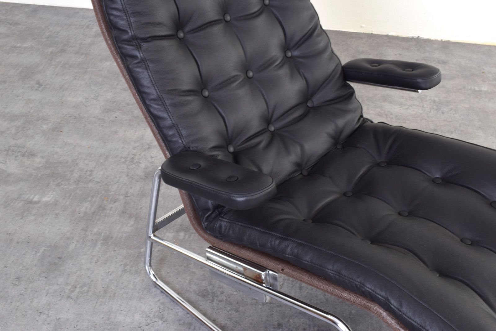photo buy Bauhaus Leather And Chrome Model Fenix Chaise Longue By Sam Larsson For Dux