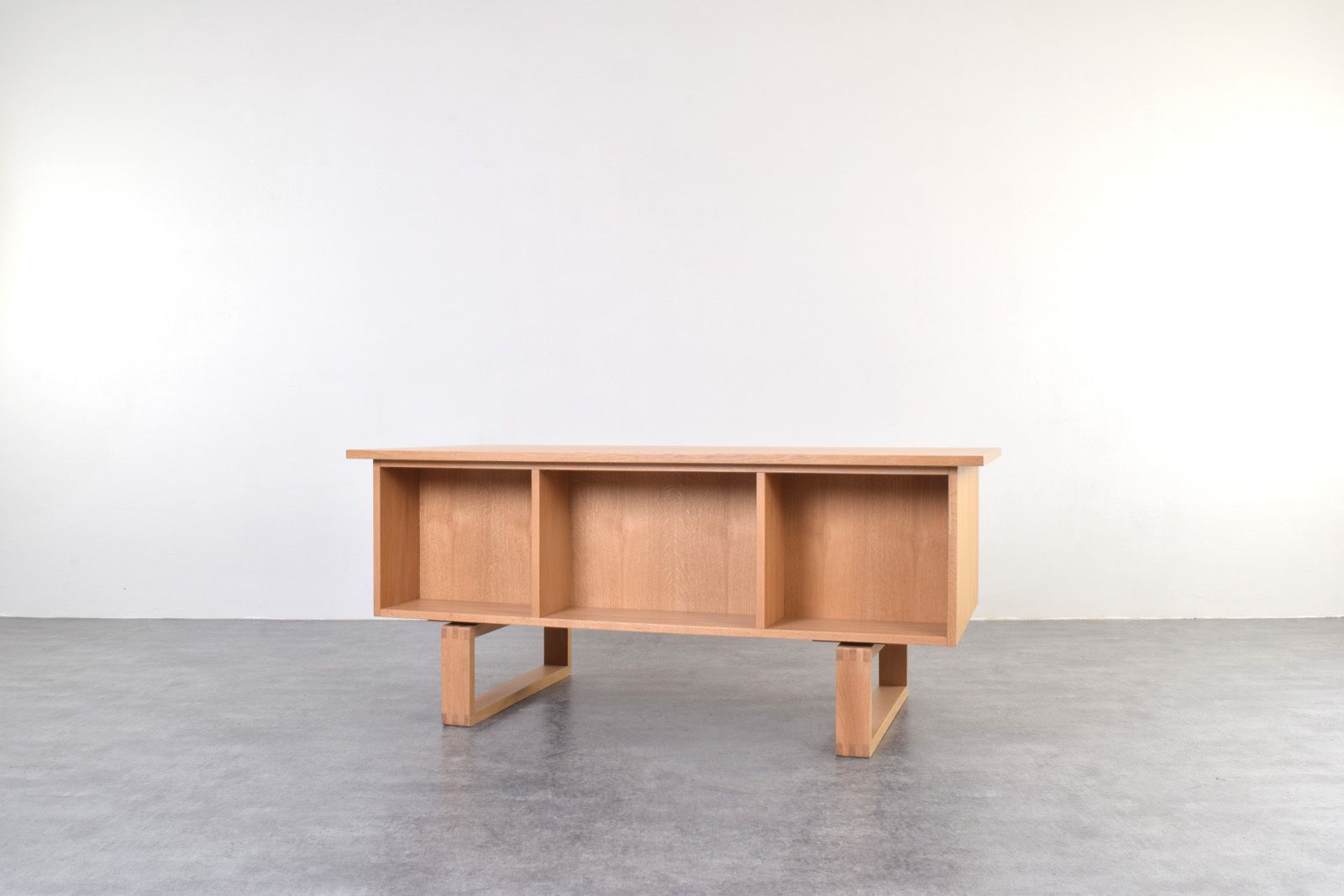 Mid Century Oak Freestanding Desk By Torben Valeur & Henning Jensen For Dyrlund, 1960s. photo vinterior