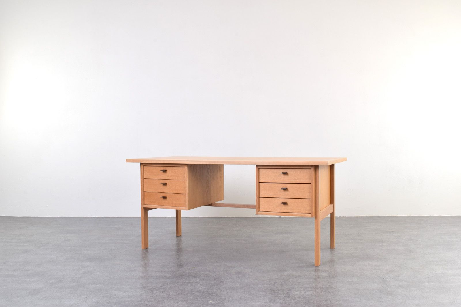 Mid Century Oak Desk By Svend åge Madsen For Sigurd Hansen photo for sale