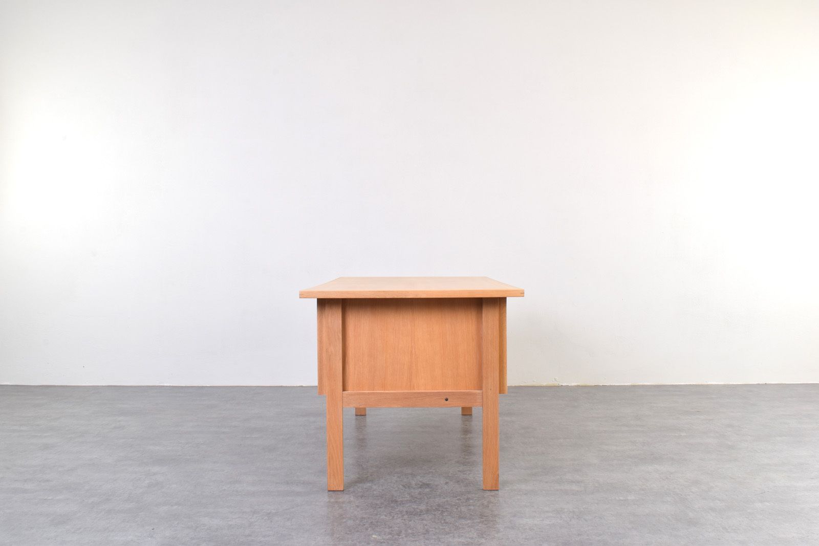 Mid Century Oak Desk By Svend åge Madsen For Sigurd Hansen photo vinterior