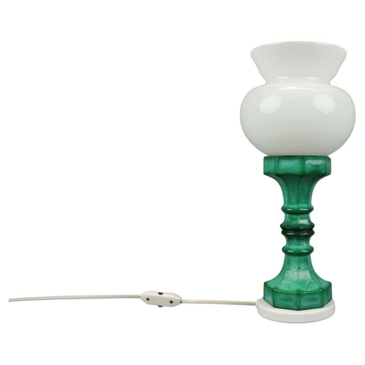 Lampe de table tchécoslovaque vintage en verre pressé style malachite et verre opaline, années 1970