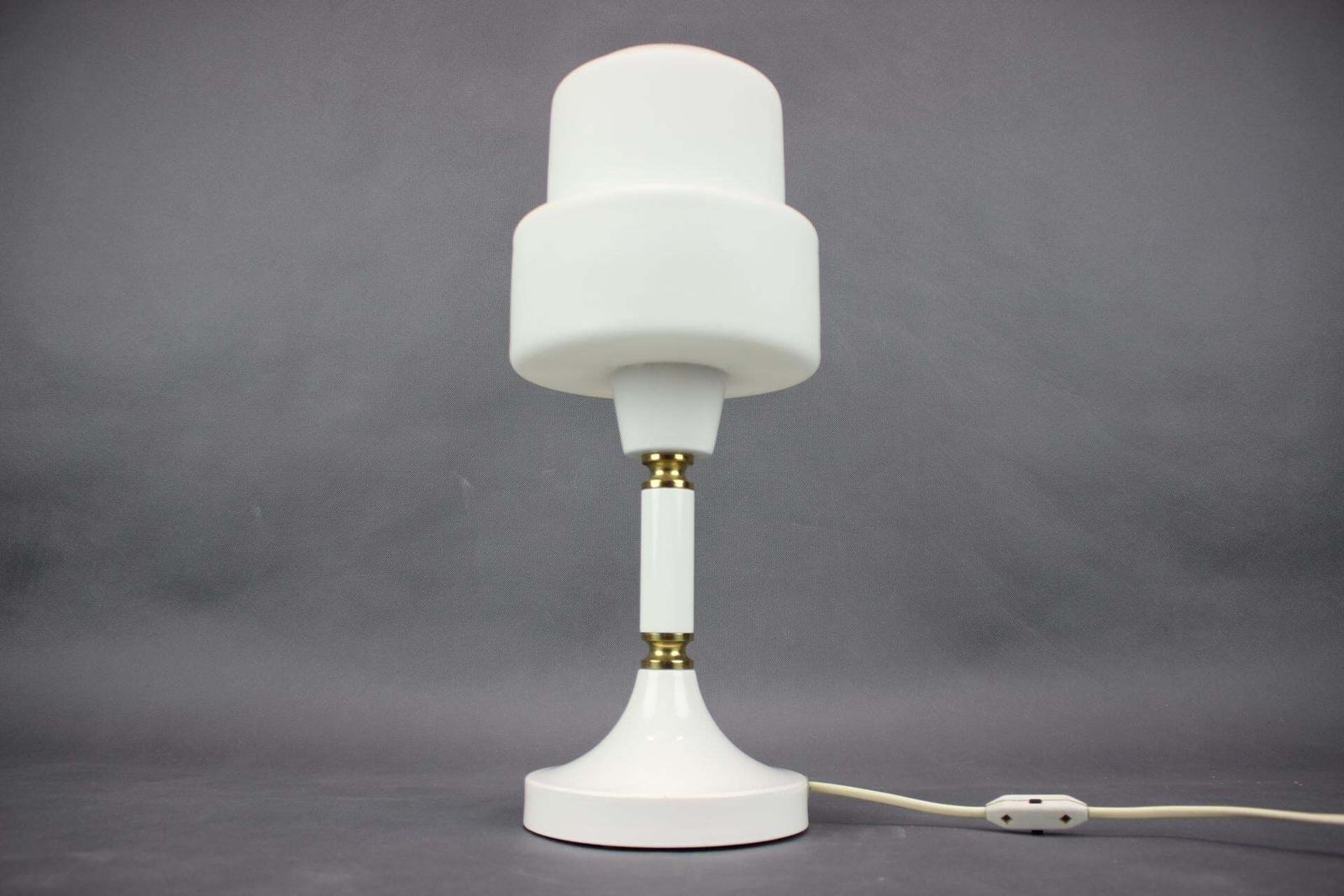Lampe de table Drukov Brno en verre opalin et laiton, Tchécoslovaquie, années 1970 photo vinterior