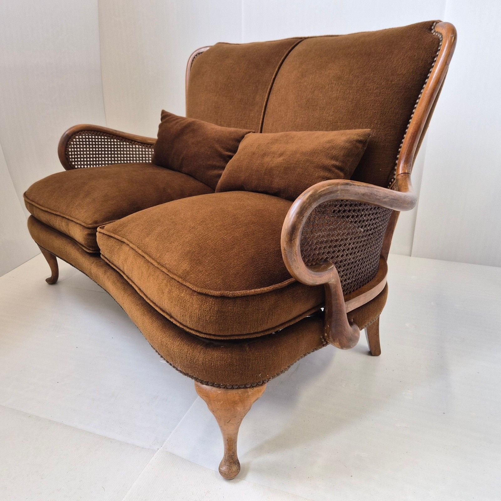 Vintage jaren 1950 Shepherdess-sofa met riet en hout – fraaie gebogen vorm photo furniture