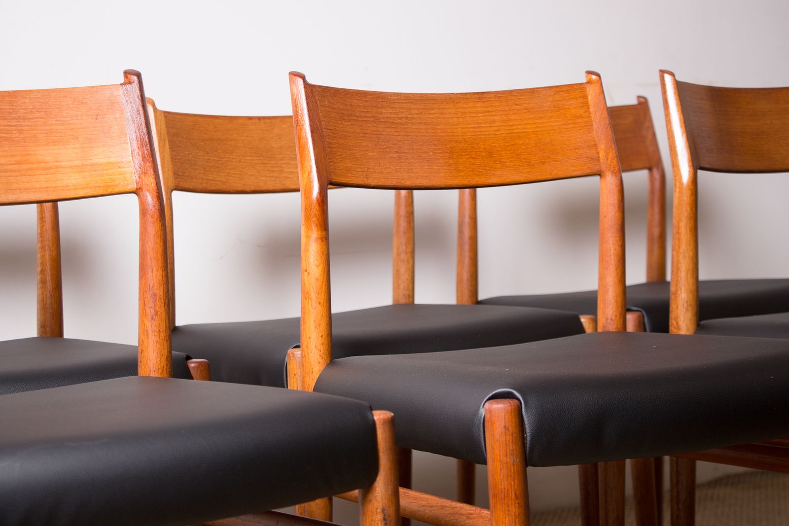 Ensemble de 6 chaises danoises en teck et skaï, neuves, modèle 418, par Arne Vodder pour Sibast, 1960.