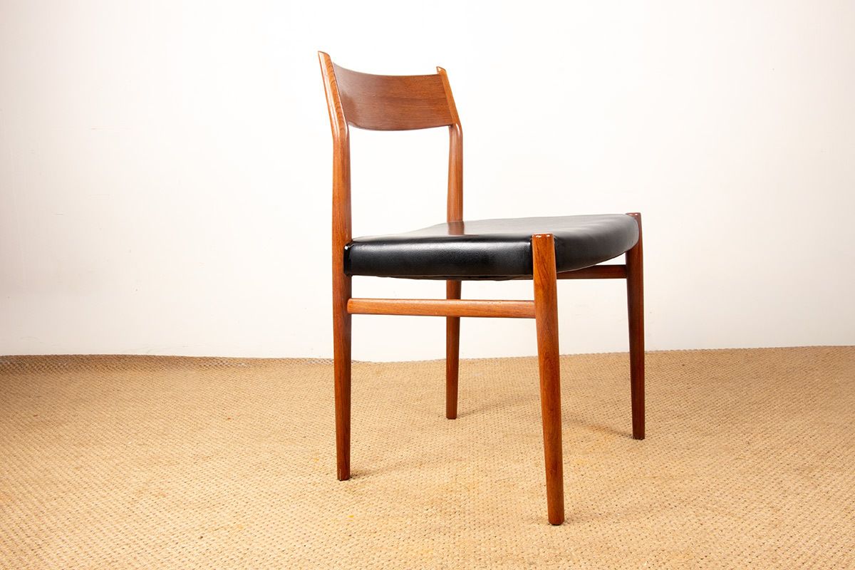 Mobilier Ensemble de 6 chaises danoises en teck et skaï, neuves, modèle 418, par Arne Vodder pour Sibast, 1960. photo