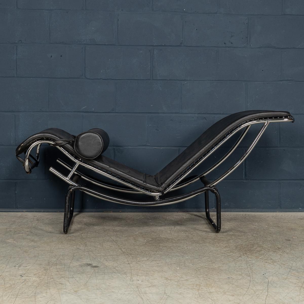 photo furniture 20th Century Italian Black Leather Chaise Lounge After Le Corbusier C.1980