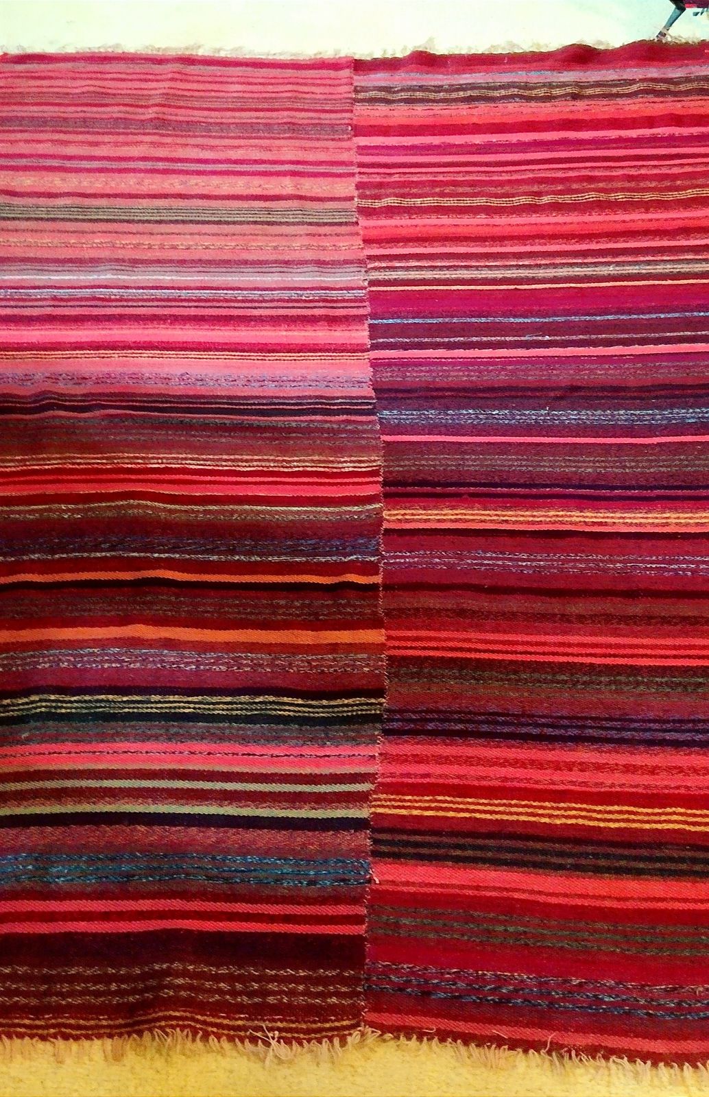 Textiel Mid Century traditioneel geweven loomkleed. photo