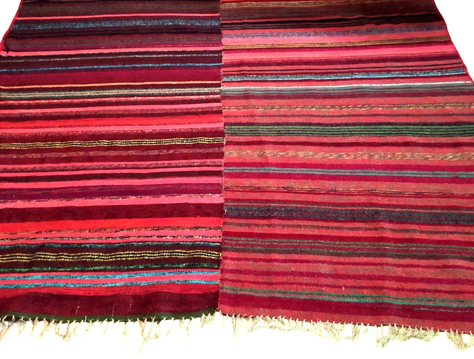 photo vinterior Mid Century traditioneel geweven loomkleed.