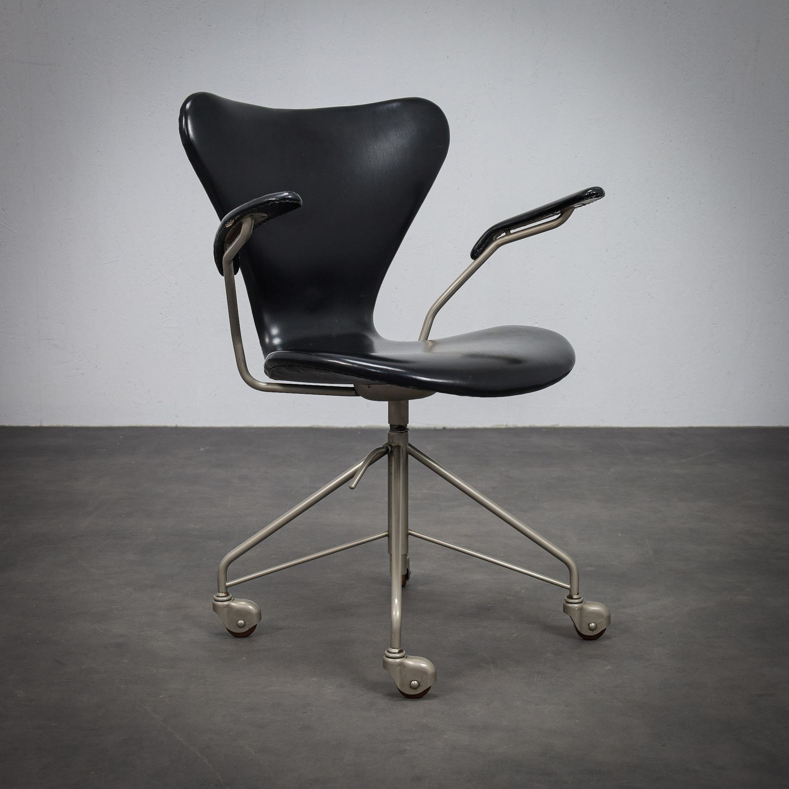 Arne Jacobsen Model 3217 Office Chair For Fritz Hansen, First Edition, 1950s photo furniture