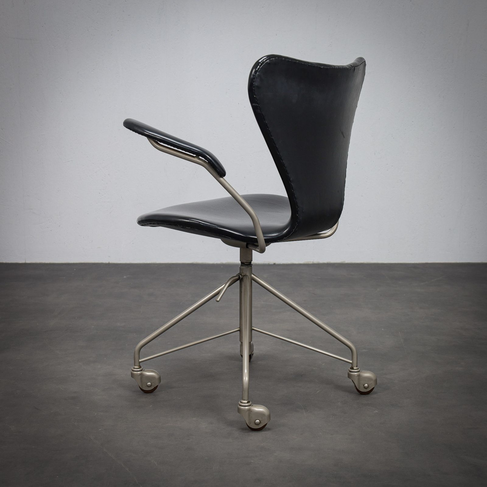 Arne Jacobsen Model 3217 Office Chair For Fritz Hansen, First Edition, 1950s photo 1365.0