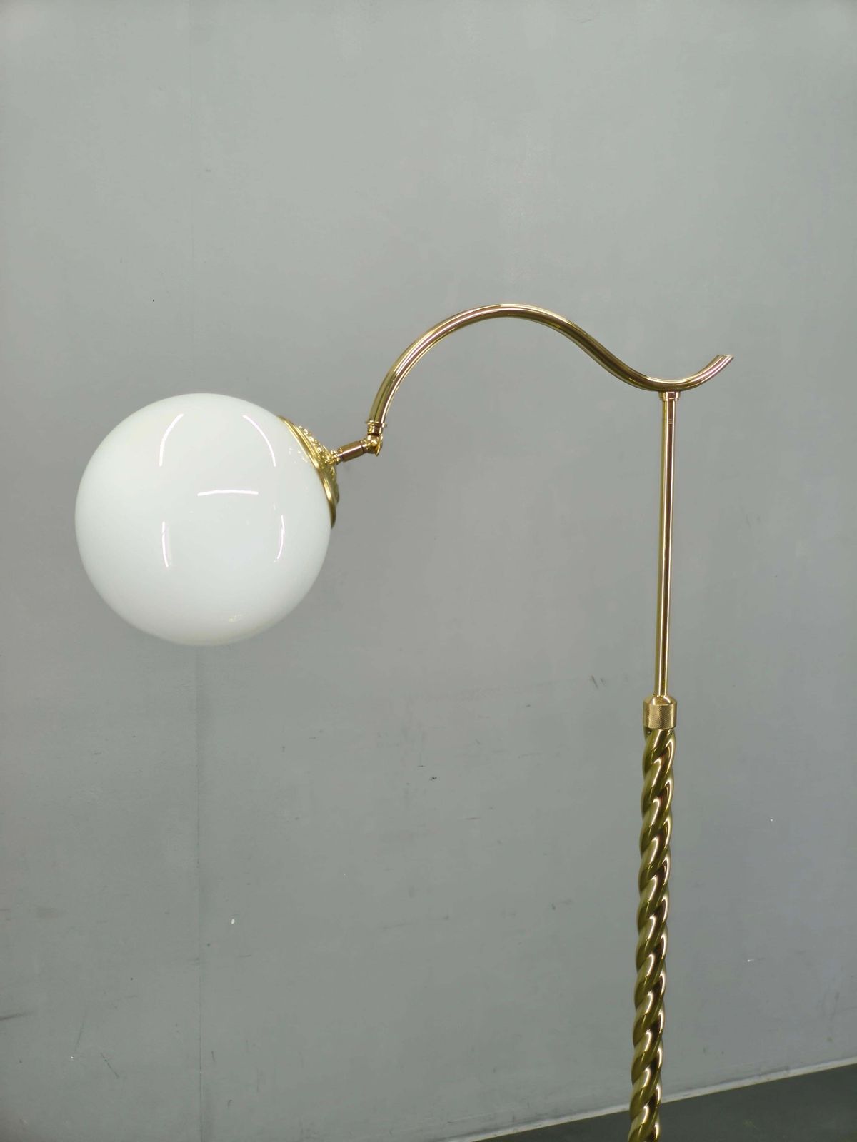 Italiaanse art deco messing vloerlamp met glazen bol, jaren 1930 photo 1372.0