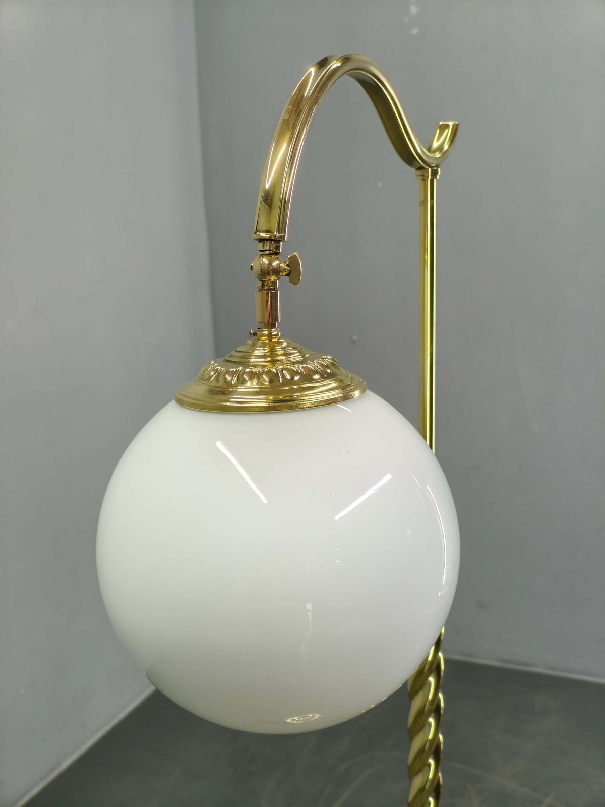 Lampadaire Art déco italien en laiton avec globe en verre, années 1930 photo vintage